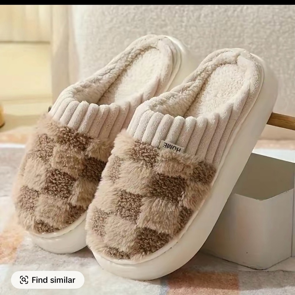 Women's Thick Sole Plush Platform Slippers in khaki, 7.5-8.5 Women/6-7 Men, new